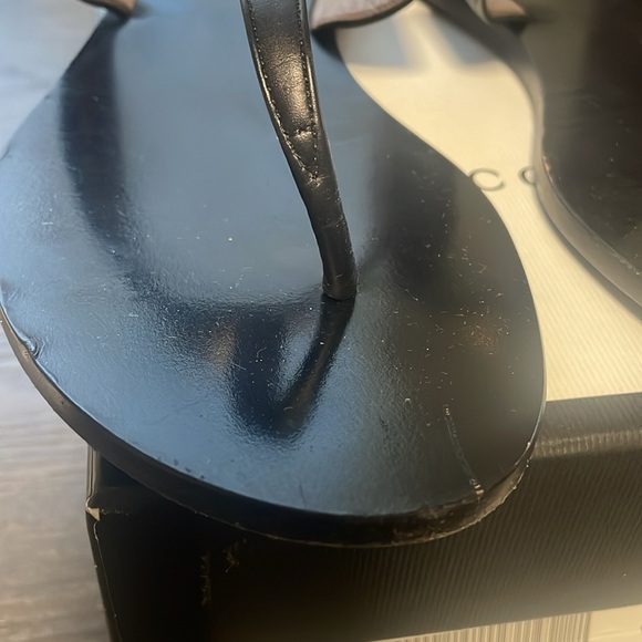 GUCCI WOMEN'S THONG SANDAL WITH DOUBLE G - Picture 3 of 9